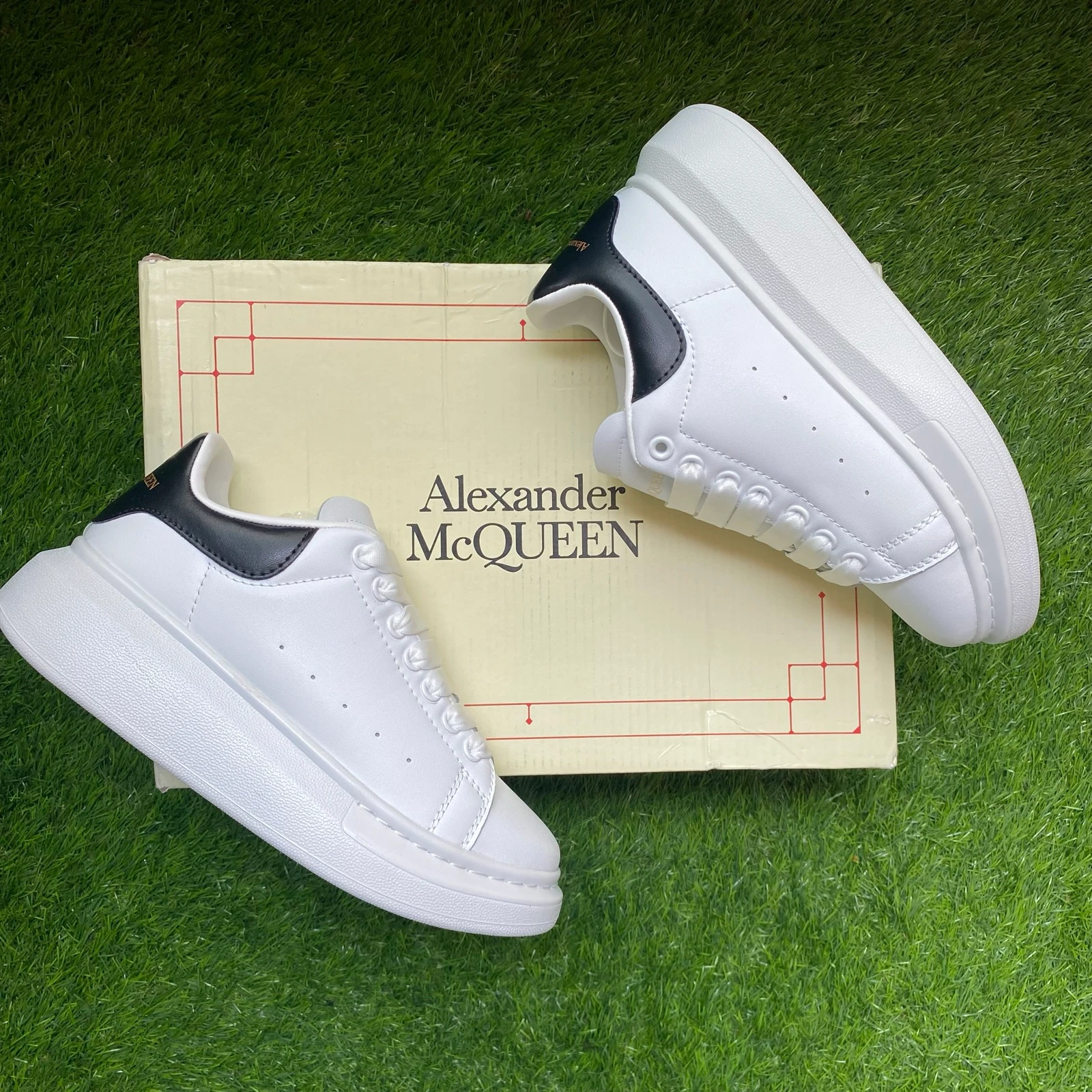 Alexander McQueen Oversized Blancas y Negras | Talla 36 | Nuevas | Con Caja